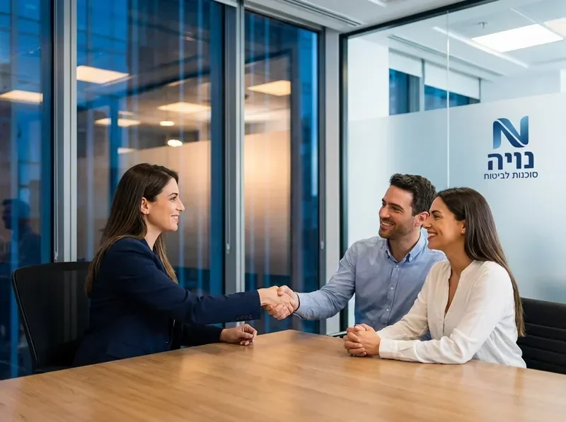 סוכנת ביטוח נויה עם לקוחות